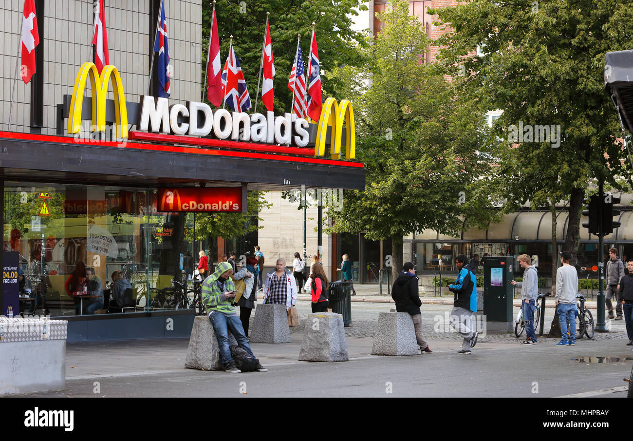 Trondheim, Norvège - 31 août 2013 : l'extérieur du centre commercial en centre-ville de Trondheim Torg avec hamburger restaurant McDonald's. Banque D'Images