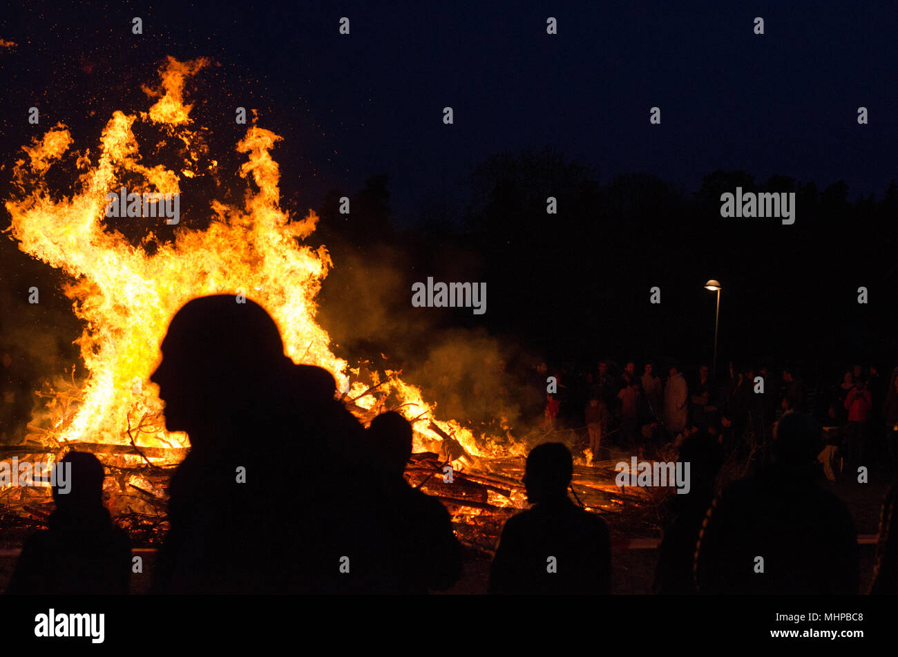 Stockholm, Suède - 30 avril 2018. Les gens célébrer nuit de Walpurgis, l'arrivée du printemps avec un feu dans la banlieue nord de Stockholm, Scandic Infra City Banque D'Images