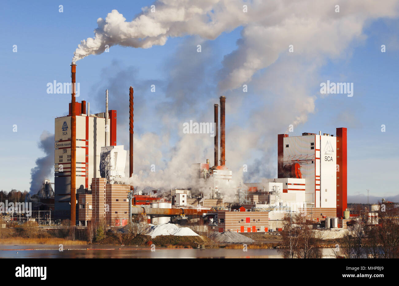 Timra, Sverige - Novembre 8, 2013 : Ostrand pulp mill, une usine dans le groupe des produits forestiers SCA. Banque D'Images