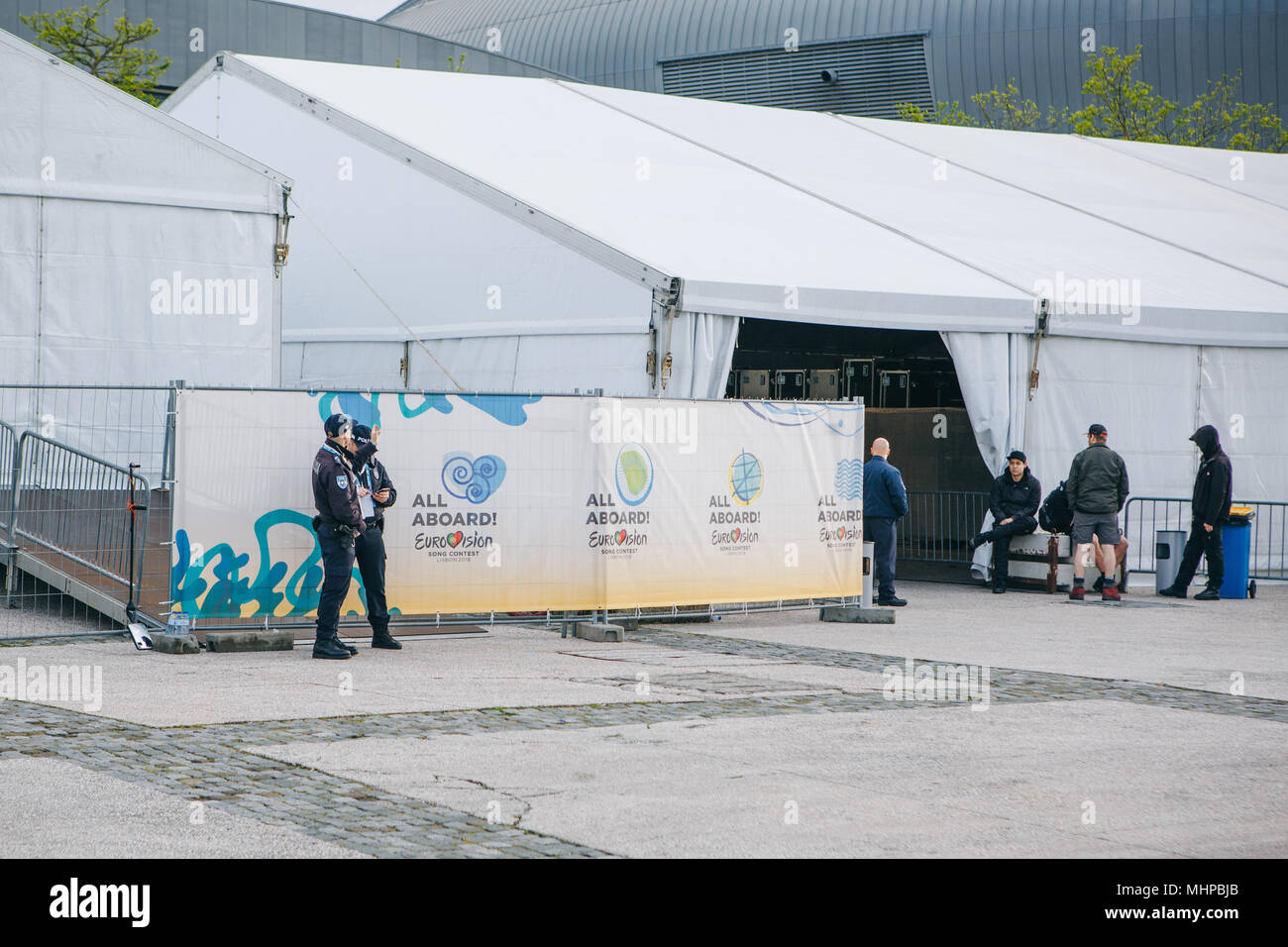 Portugal, Lisbonne 29 avril 2018 : agents de sécurité ou point d'examen ou la loi et l'ordre du Stade des travailleurs autour d'Altice Arena. Préparation pour l'Eurovision Song Contest Banque D'Images