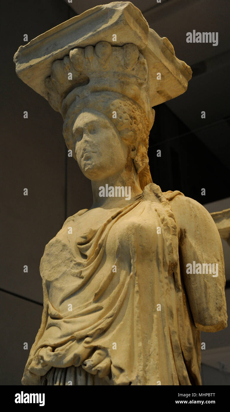 L'art grec à caryatide le porche de l'Erechtheion. Figures féminines drapées comme colonnes de soutien. Détail. Acropole d'Athènes, 421-407 BC. La Grèce. Musée de l'Acropole. Athènes. La Grèce. Banque D'Images