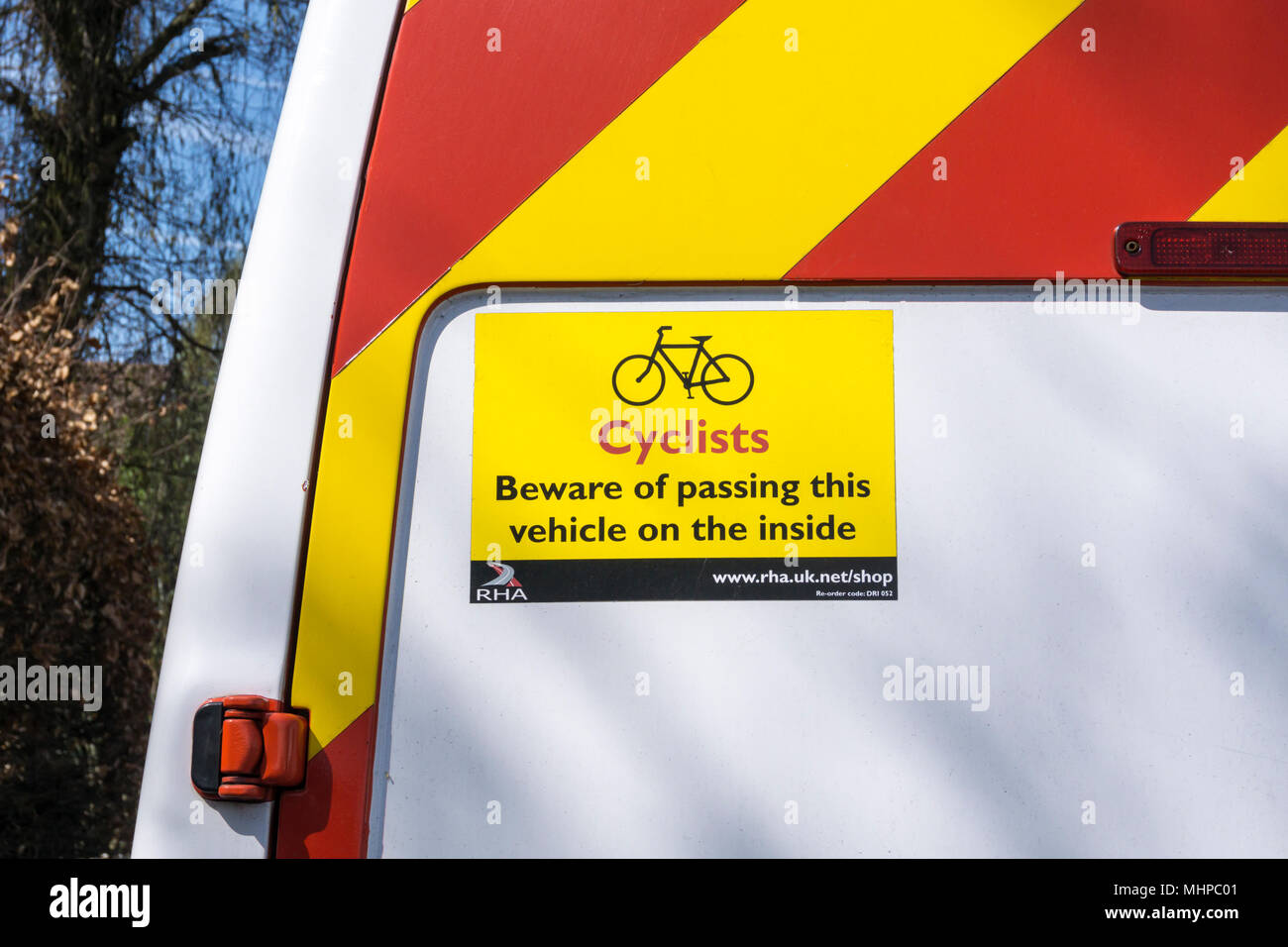 Inscrivez-vous à l'arrière du van se lit comme suit : attention aux cyclistes de passer avec ce véhicule à l'intérieur. Banque D'Images Inscrivez-vous à l'arrière du van se lit comme suit : attention aux cyclistes de passer avec ce véhicule à l'intérieur. Banque D'Images