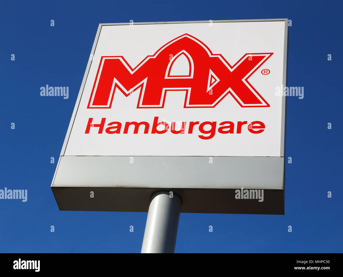 Ornskoldsvik, Suède - le 28 mars 2014 : La chaîne suédoise logo Max sur perche contre le ciel bleu. Banque D'Images