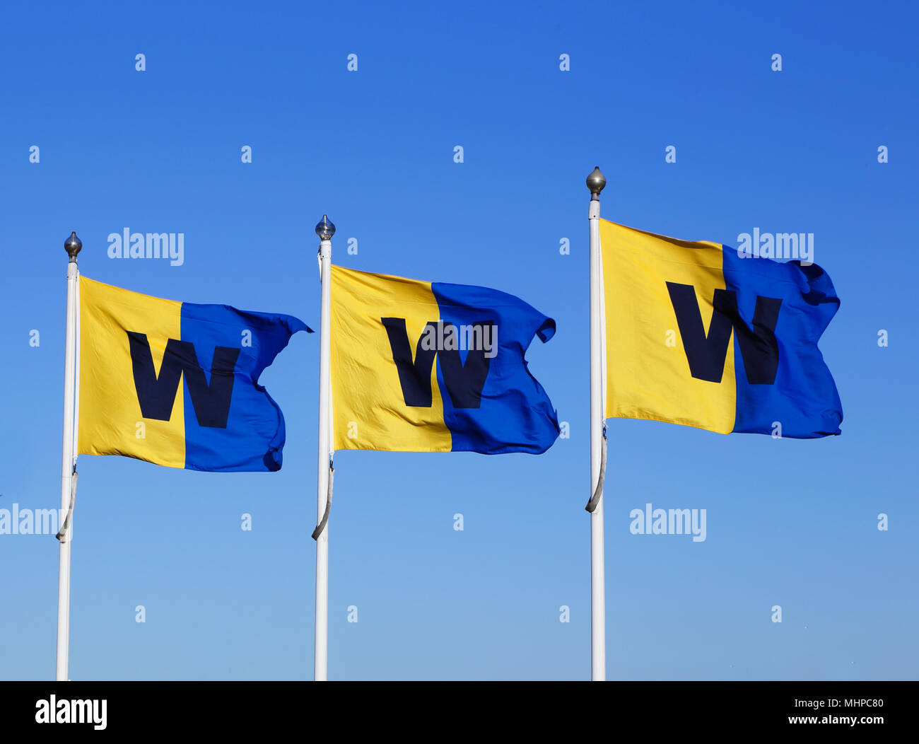 Stockholm, Suède - 22 Avril 2014 : l'archipel de Stockholm boat service société Waxholmsbolaget drapeaux contre un ciel bleu à Sluusen à Stockholm. Banque D'Images