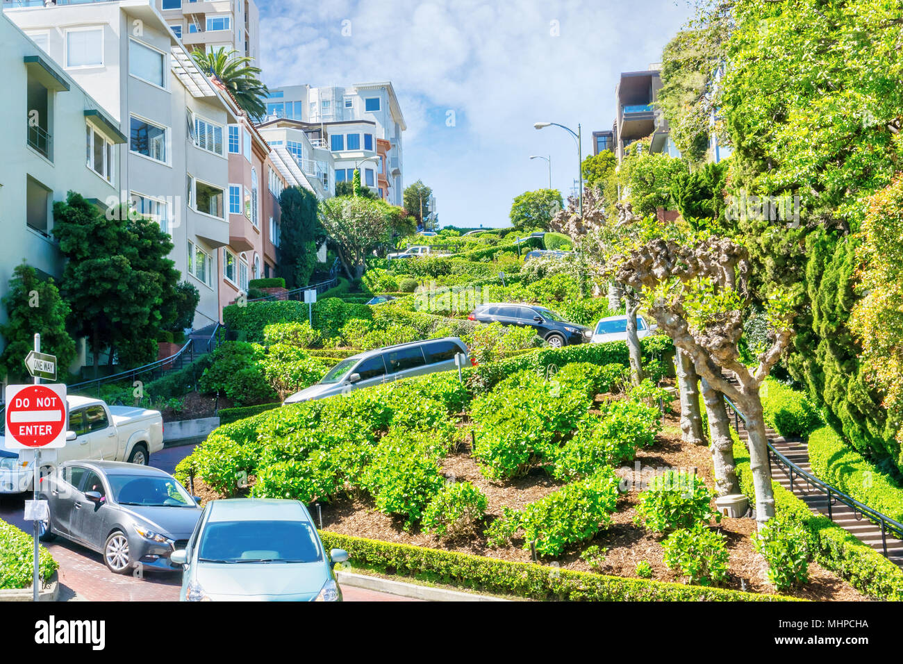 San Francisco Lombard Street, célèbre pour ses pentes, un pâté de 8 virages en épingle surnommée la rue la plus sinueuse au monde. Il est l'un des principaux attr Banque D'Images