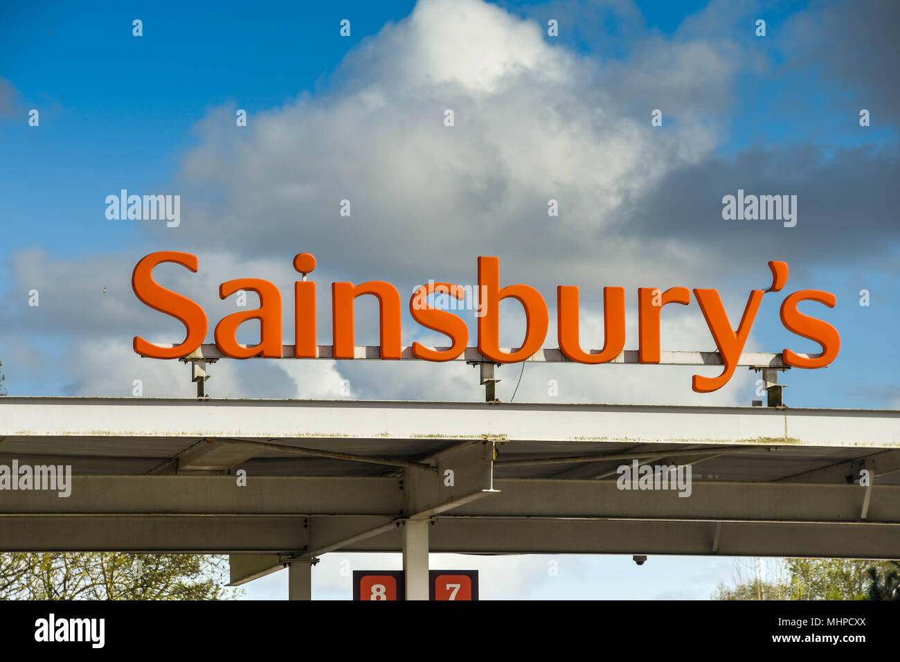 Grand panneau au-dessus d'une station essence à un supermarché Sainsbury's Banque D'Images