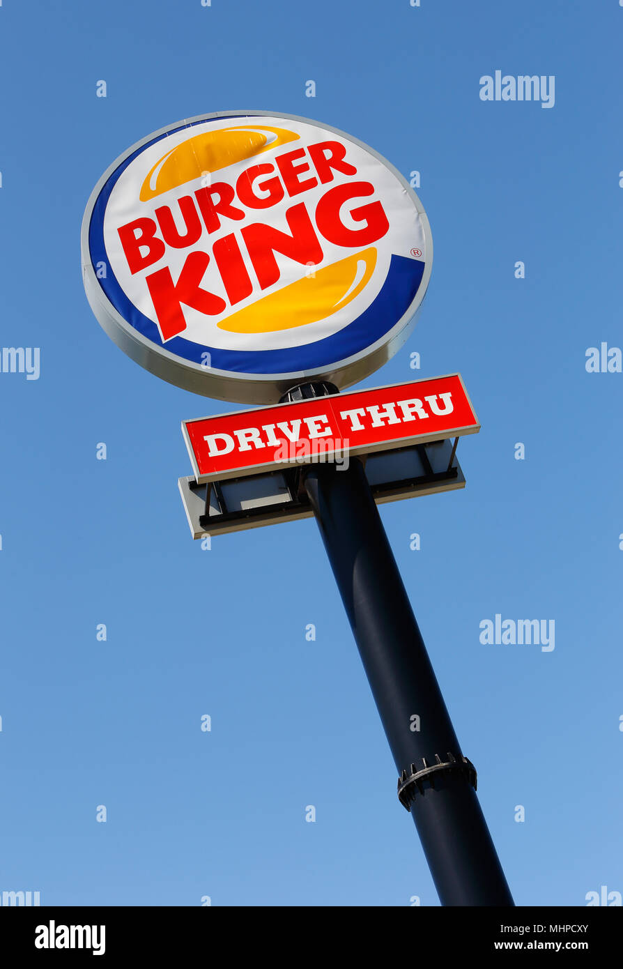 Eskilstuna, Suède - 14 juin 2014 : Burger King drive in road sign against blue sky au restaurant situé à l'Vasterleden. Photographié vertic Banque D'Images