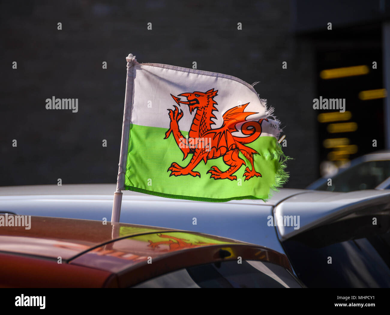 Petit Welsh Dragon Rad drapeau avec bords effilochés à voler d'une voiture Banque D'Images