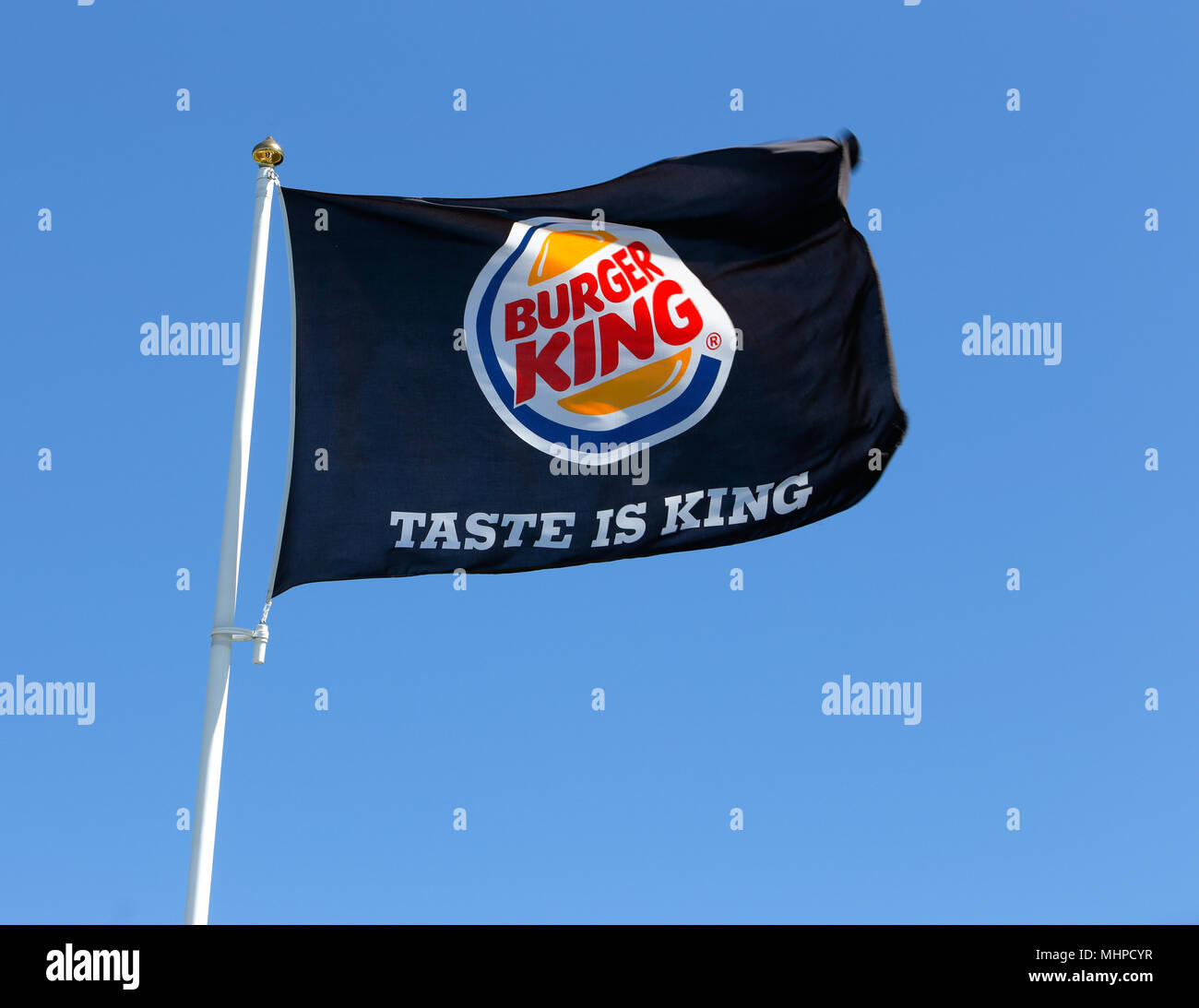 Eskilstuna, Suède - 14 juin 2014 : Burger King drapeau sur pole contre le ciel bleu au restaurant situé à l'Vasterleden. Banque D'Images