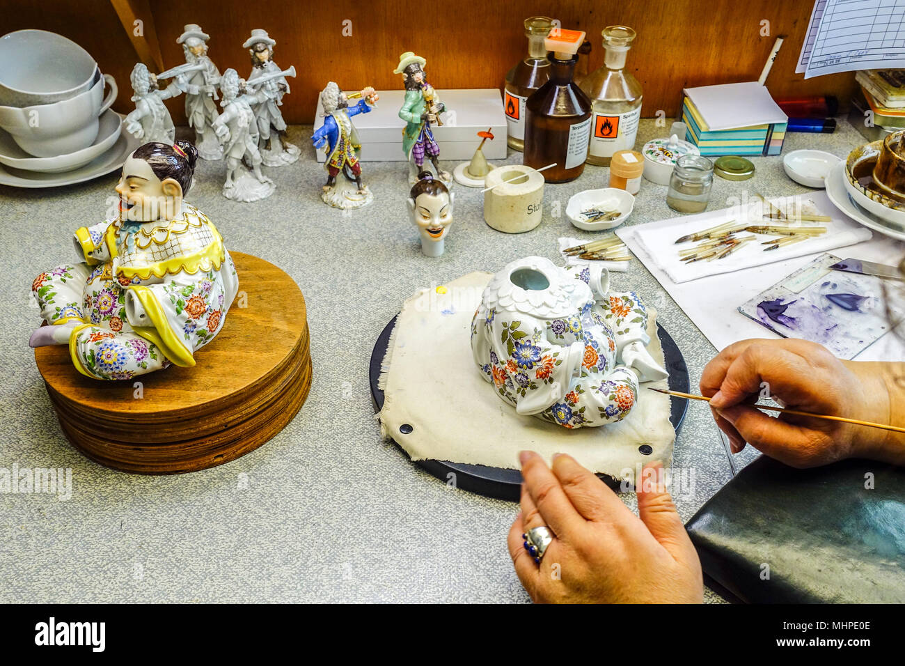 Manufacture de porcelaine Meissen, figure chinoise de porcelaine Meissen en atelier d'art, conception orientale, Saxe, usine de Meissen Allemagne Banque D'Images