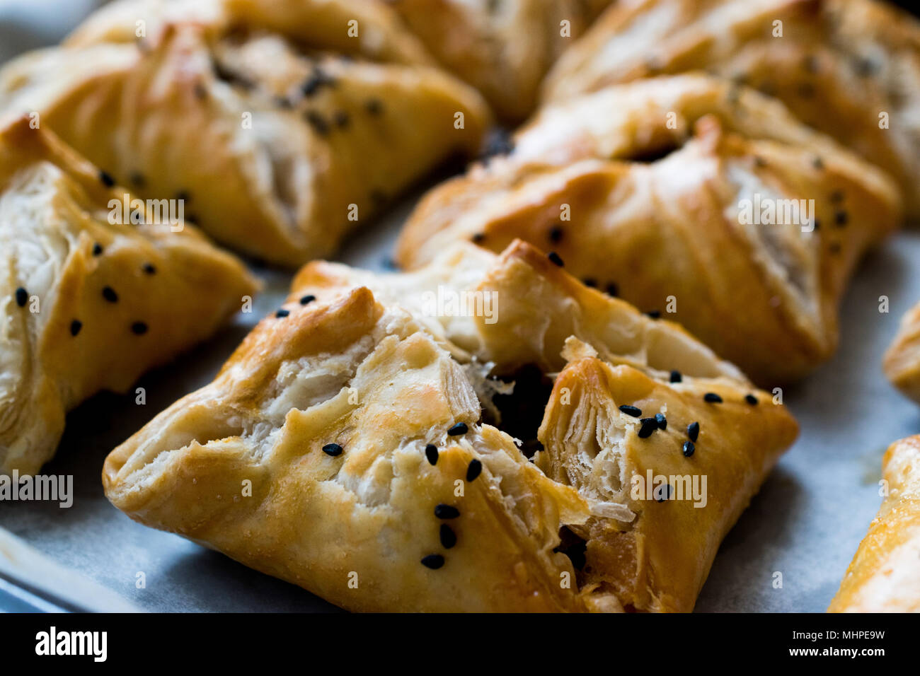 Borek turc fait avec mille feuille et la viande hachée. Boulangerie traditionnelle. Banque D'Images