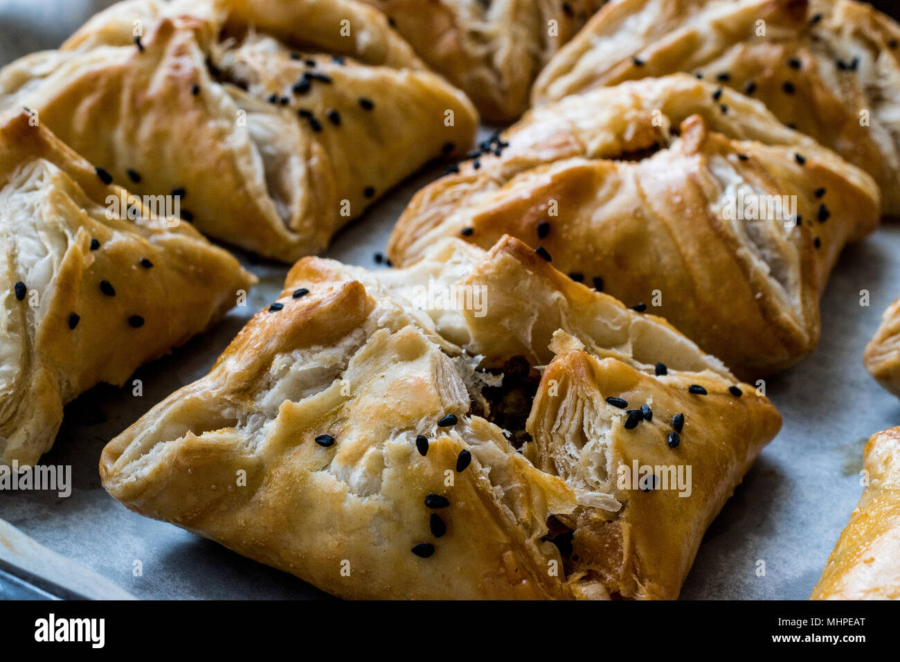 Borek turc fait avec mille feuille et la viande hachée. Boulangerie traditionnelle. Banque D'Images