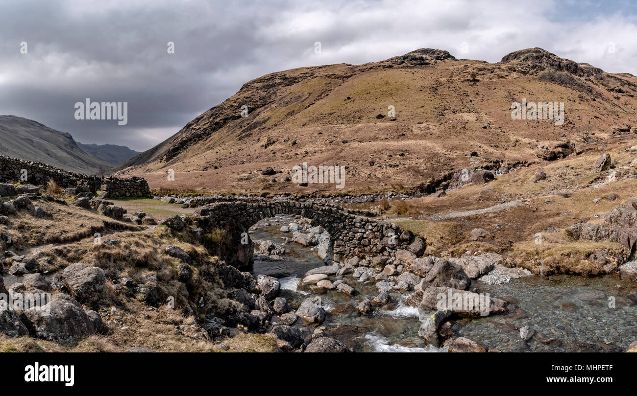 Lingcove Lingcove pont où Beck et Esk river rencontrez dans Eskdale Banque D'Images
