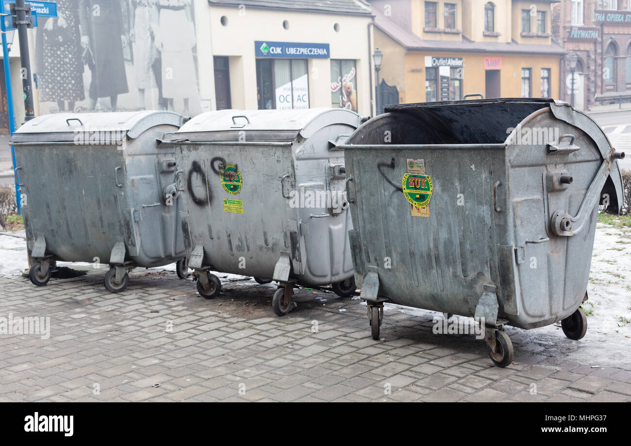 Conteneurs poubelles vides à Oswiecim en Pologne Banque D'Images