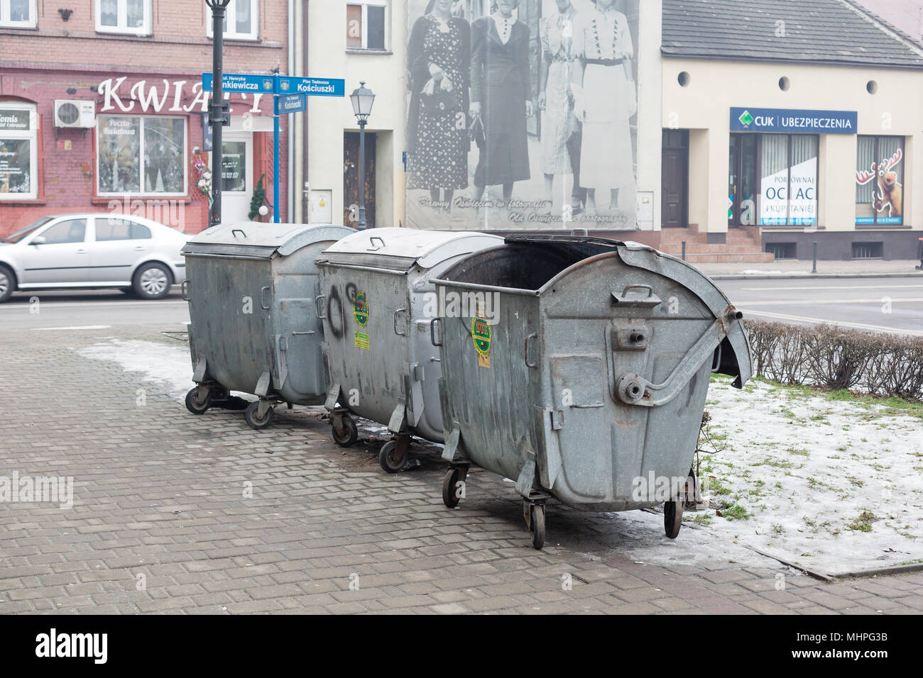 Conteneurs poubelles vides à Oswiecim en Pologne Banque D'Images