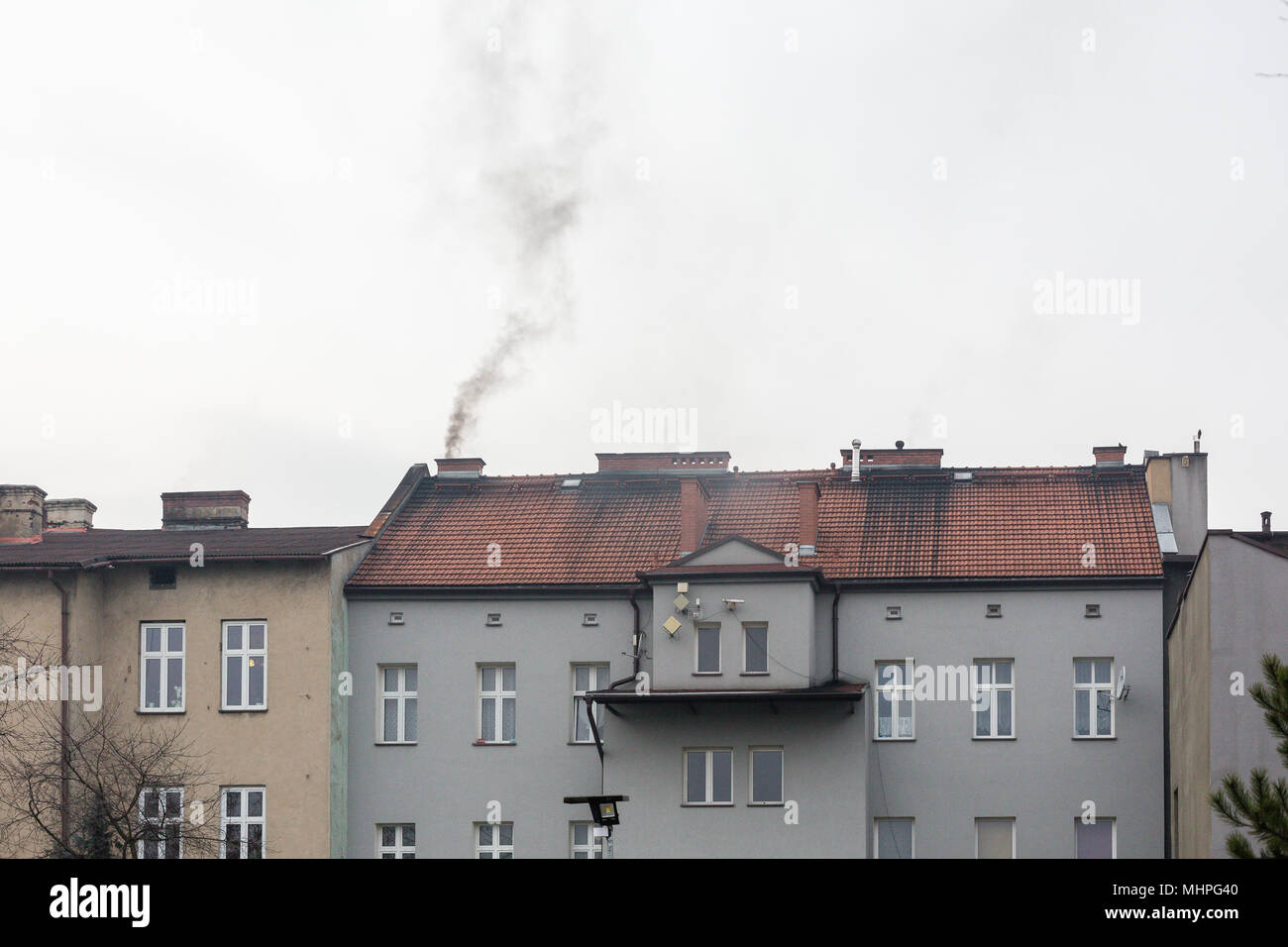 Oswiecim, Pologne - fumée noire sortant de la cheminée de l'immeuble, alors que le charbon-affectueux Pologne lutte avec killer le smog. La pollution de l'air. Banque D'Images