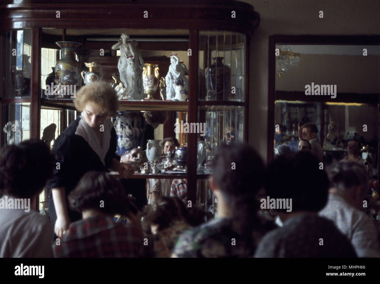 Les gens dans le magasin d'antiquités, Nevski Prospekt, Leningrad, URSS Banque D'Images