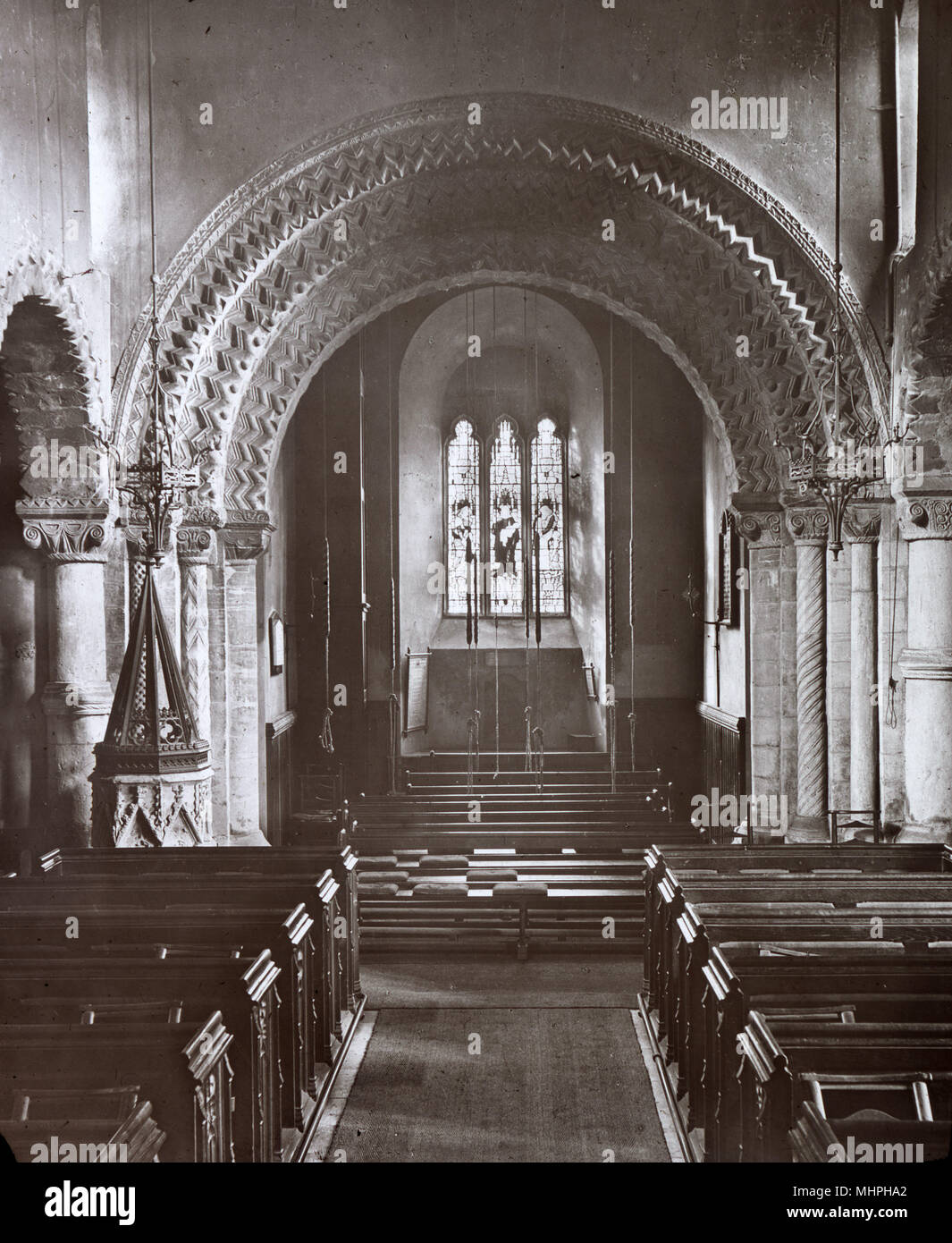 Vue de l'intérieur, l'église Saint Pierre, Northampton, montrant l'arche normande de la tour, datant du 12ème siècle. Date : vers 1900 Banque D'Images