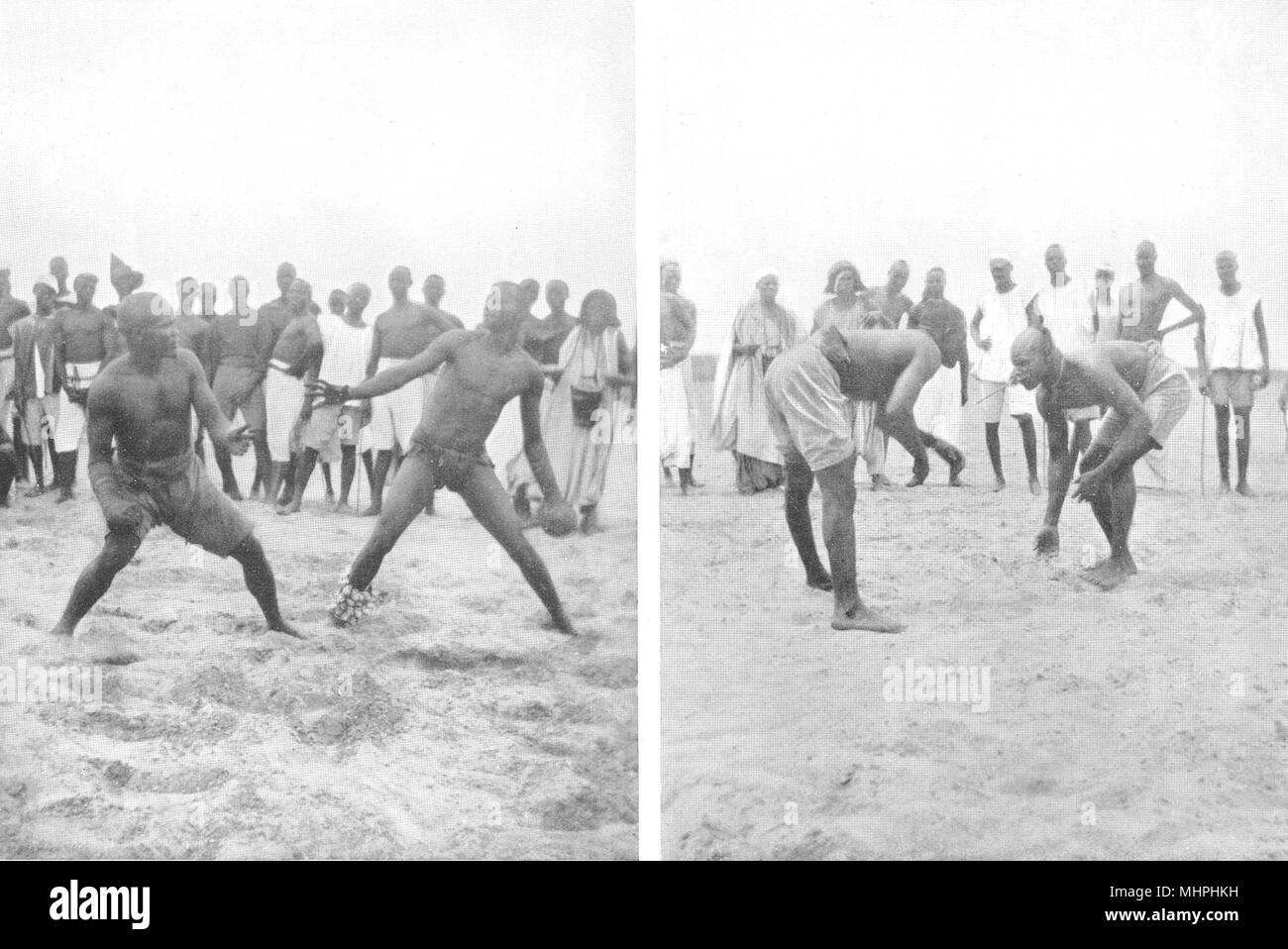 W L'Afrique. Le Hausa Sports ; le temps de la récolte des cultures Lutte assure la collecte 1900 Banque D'Images