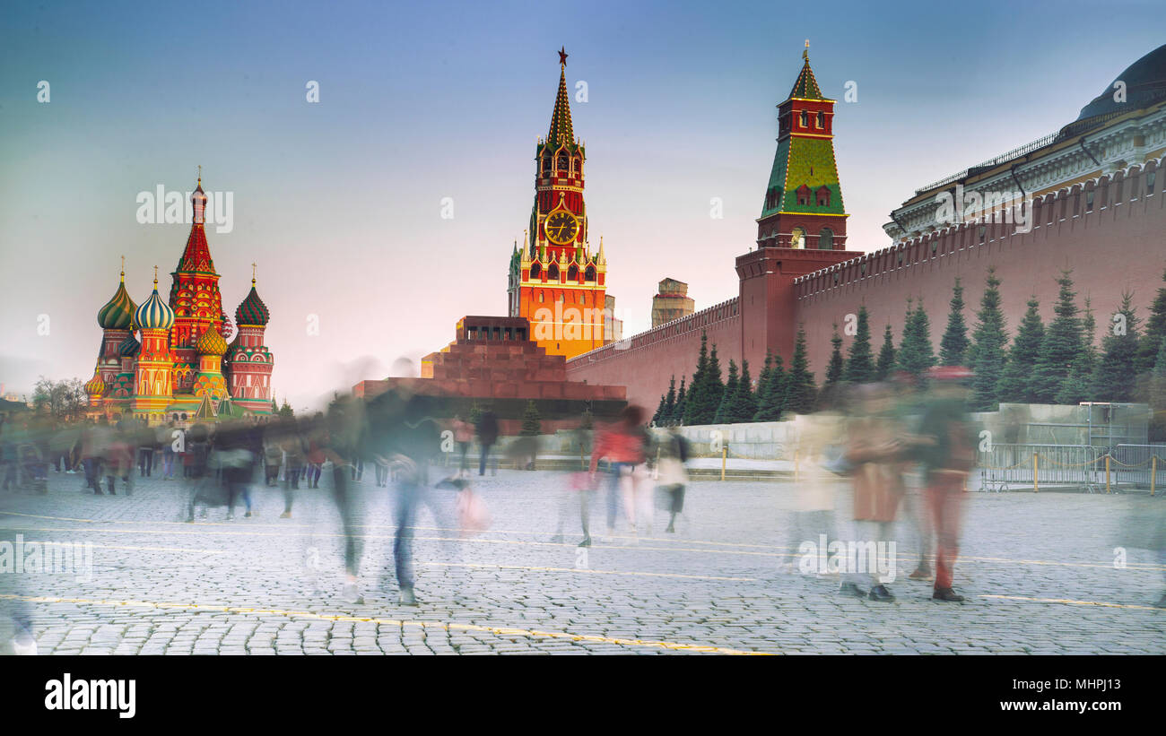 La place rouge avec la cathédrale Saint-Basile et Kremlin, Moscou, Russie. Exposition longue. Motion Blur Banque D'Images