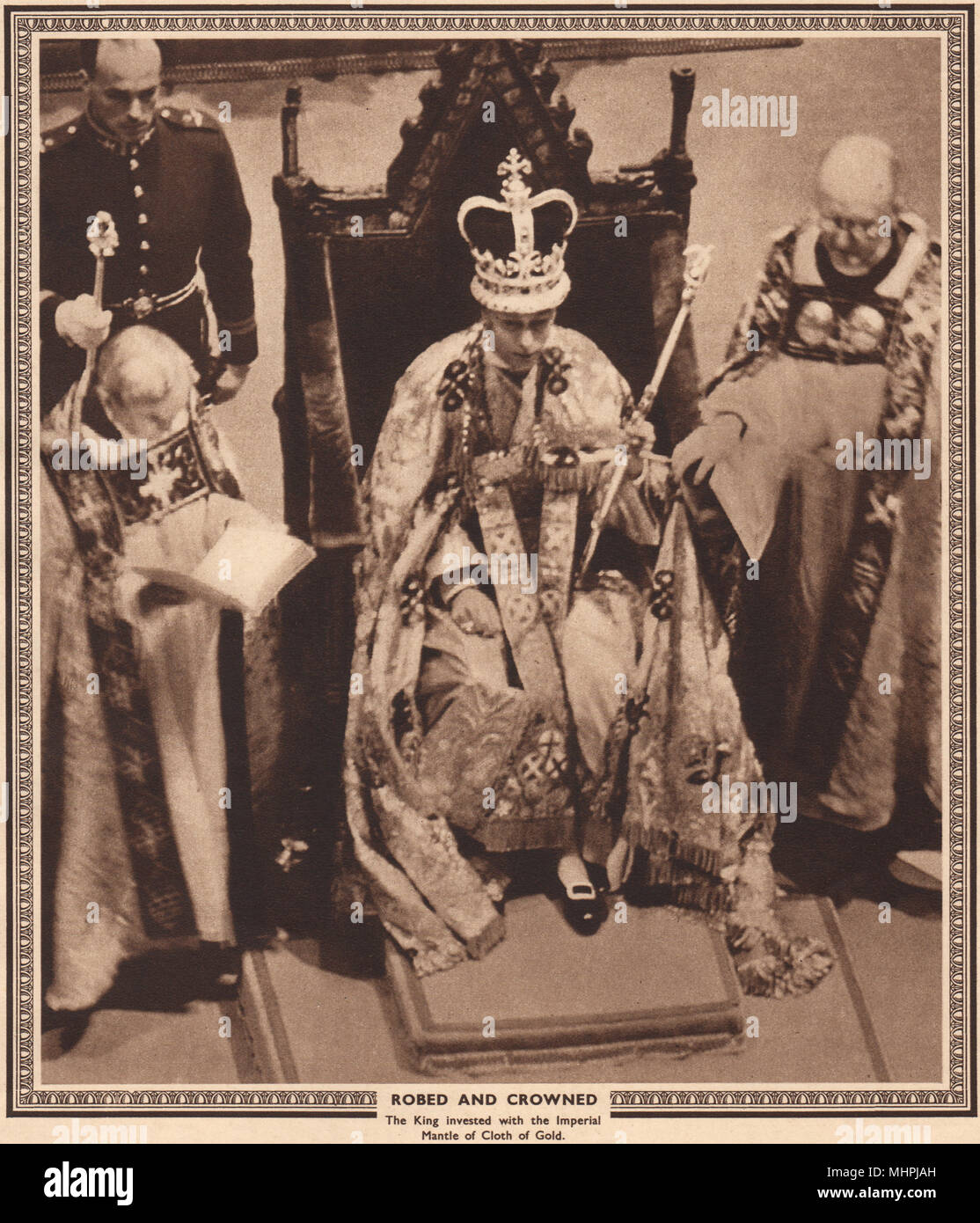 1937 Coronation. Robed et couronné. Imperial manteau de drap d'Or 1937 Banque D'Images