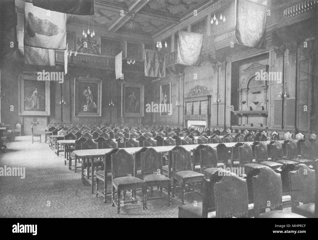 Londres. Drapeaux- Hung grand hall d'entreprise puissant d'épiciers détient les banquets 1926 Banque D'Images