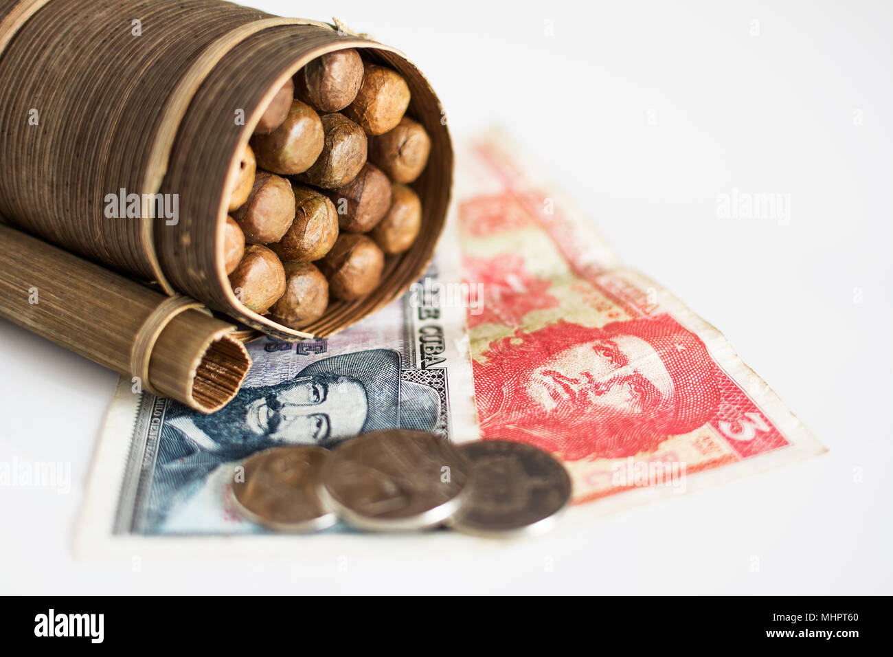 Pesos avec des héros de l'icône Guevara et Cienfuegos et cigares cubains Banque D'Images