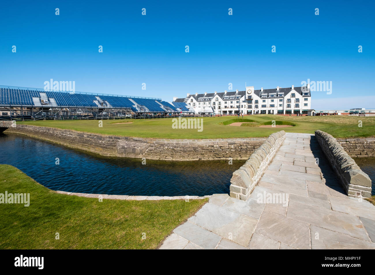 Avis de Carnoustie Golf Hotel derrière 18ème green avec Barry Burn et pont en premier plan à Carnoustie Golf Links de Carnoustie, Angus, Scotla Banque D'Images