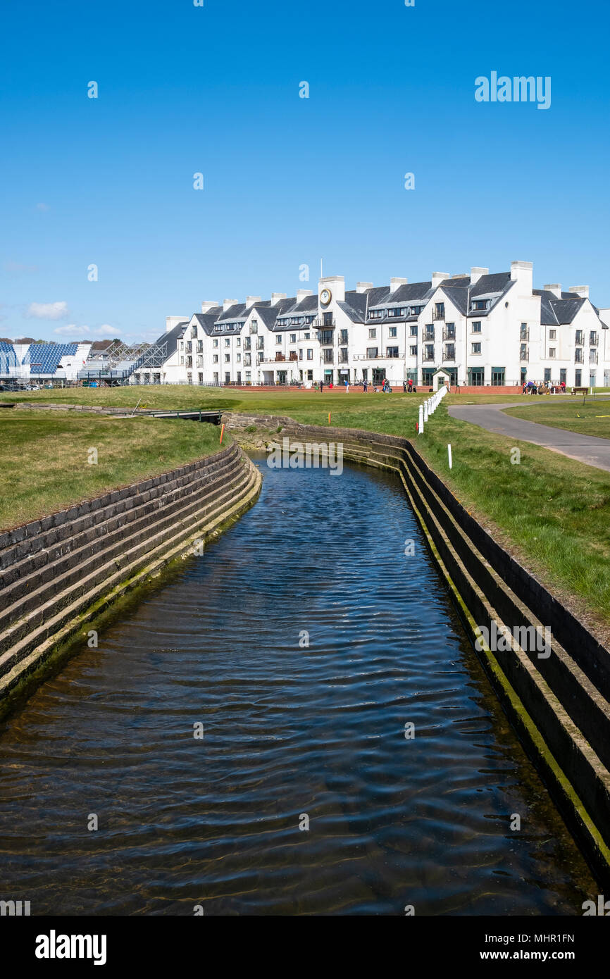 Avis de Carnoustie Golf Hotel derrière 18ème green avec Barry brûler en premier plan à Carnoustie Golf Links de Carnoustie, Angus, Scotland, UK. Carn Banque D'Images