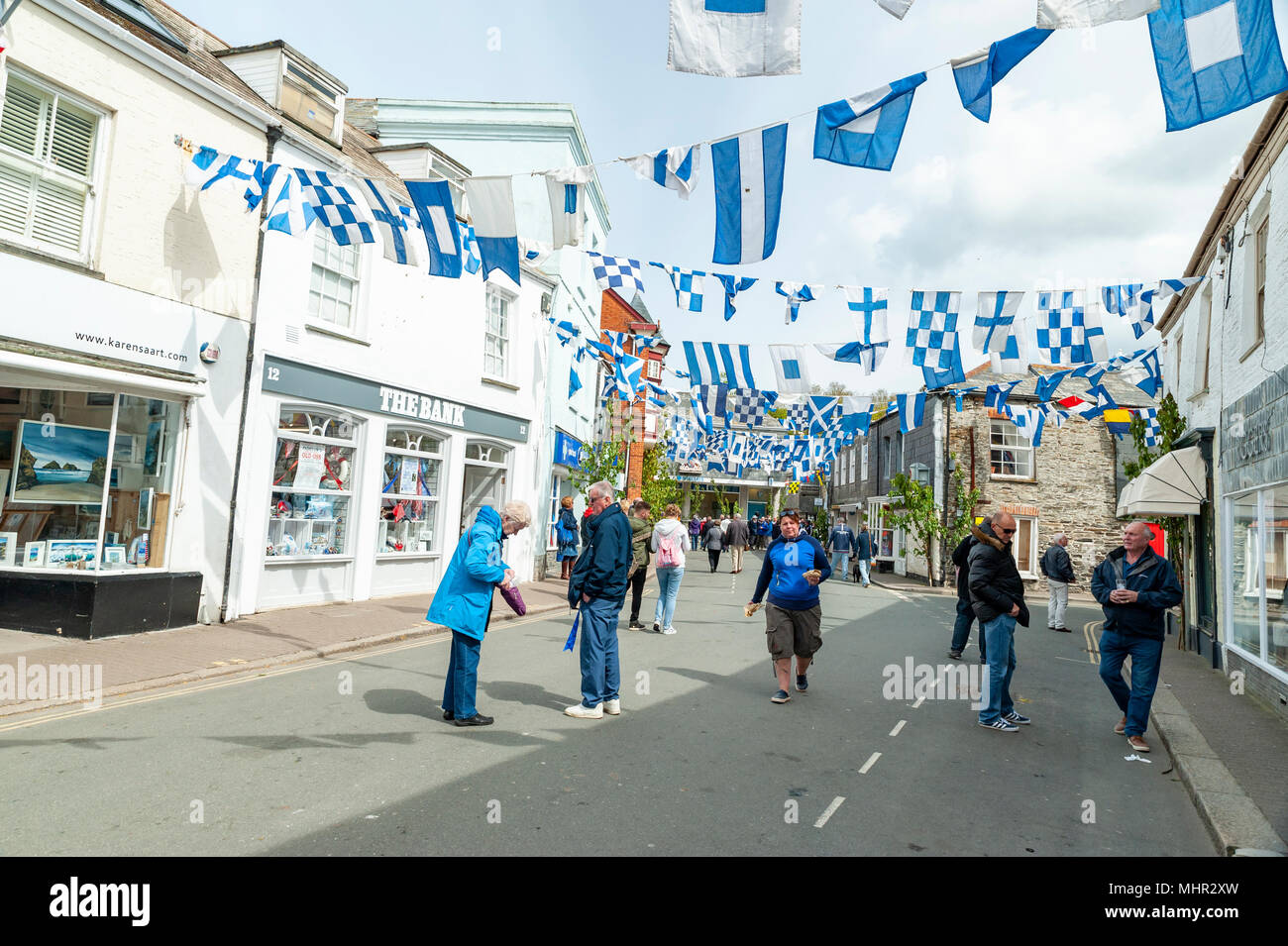 Editorial : inconnu des membres du public, les logos et la signalisation. Padstow, Cornwall, UK 01/05/2018. Les résidents de Padstow parade dans les rues Banque D'Images