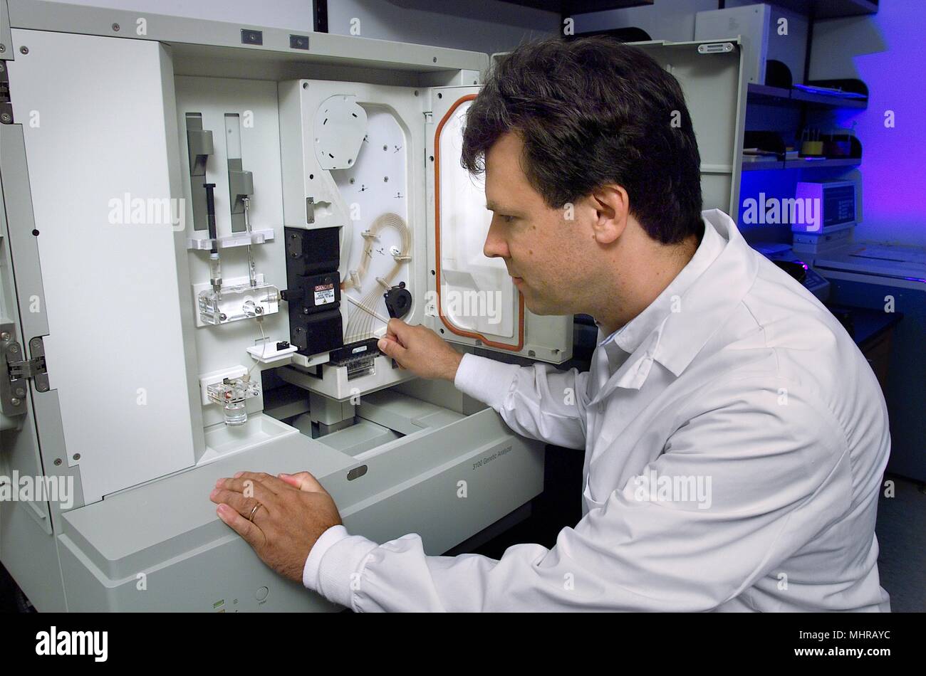 Centres de contrôle des maladies de la méningite et d'agents pathogènes spéciaux (MSPB), Roger laboratorian Morey, effectuer le séquençage d'ADN, 2005. Image courtoisie Centres for Disease Control (CDC) / Maryam I. Daneshvar. () Banque D'Images