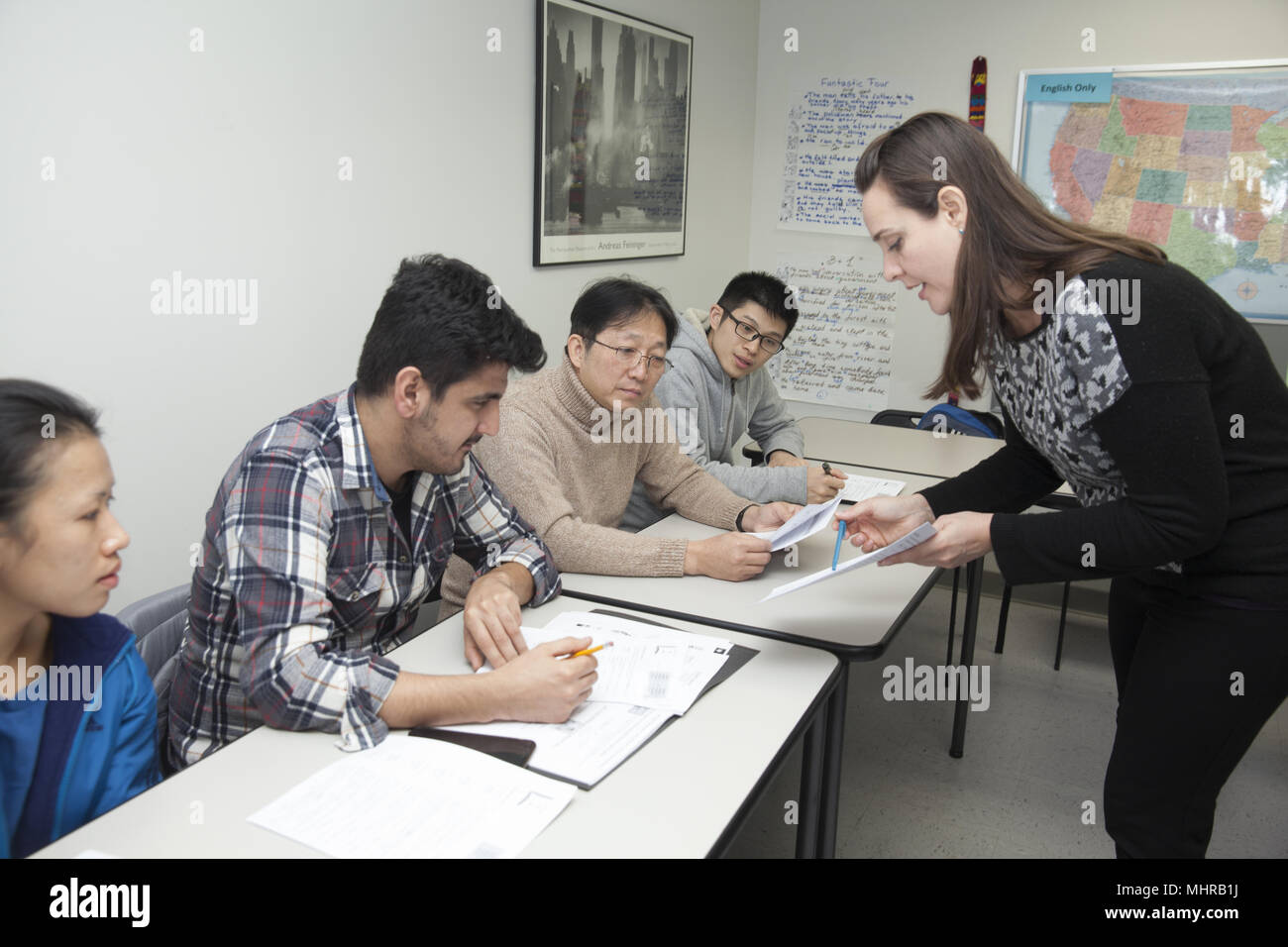 Les immigrants récents étudier l'anglais dans un centre communautaire dans le Lower East Side, Manhattan, New York City. Banque D'Images