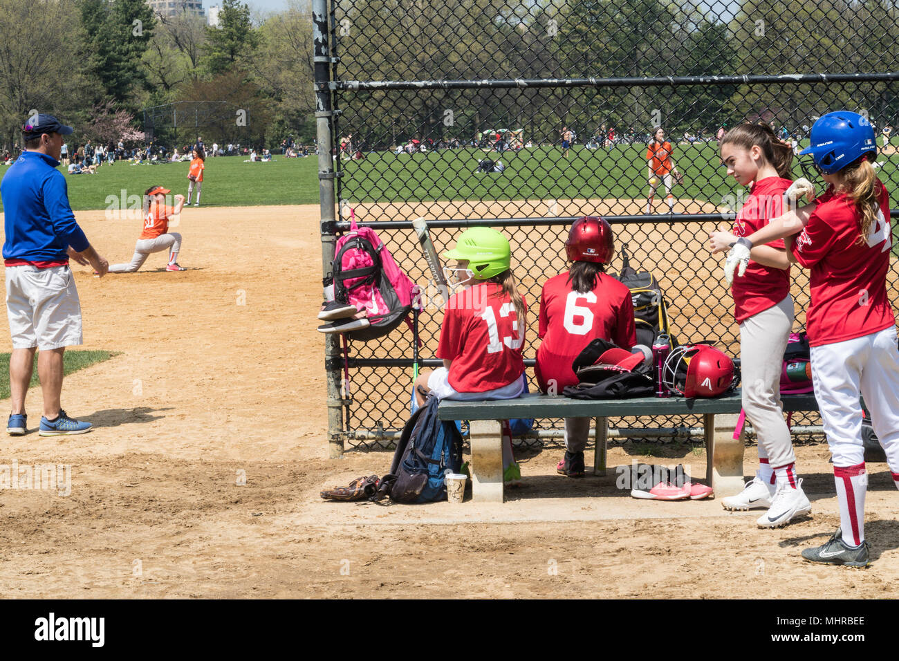 Pour jouer à la balle molle dans Central Park, NYC, USA Banque D'Images