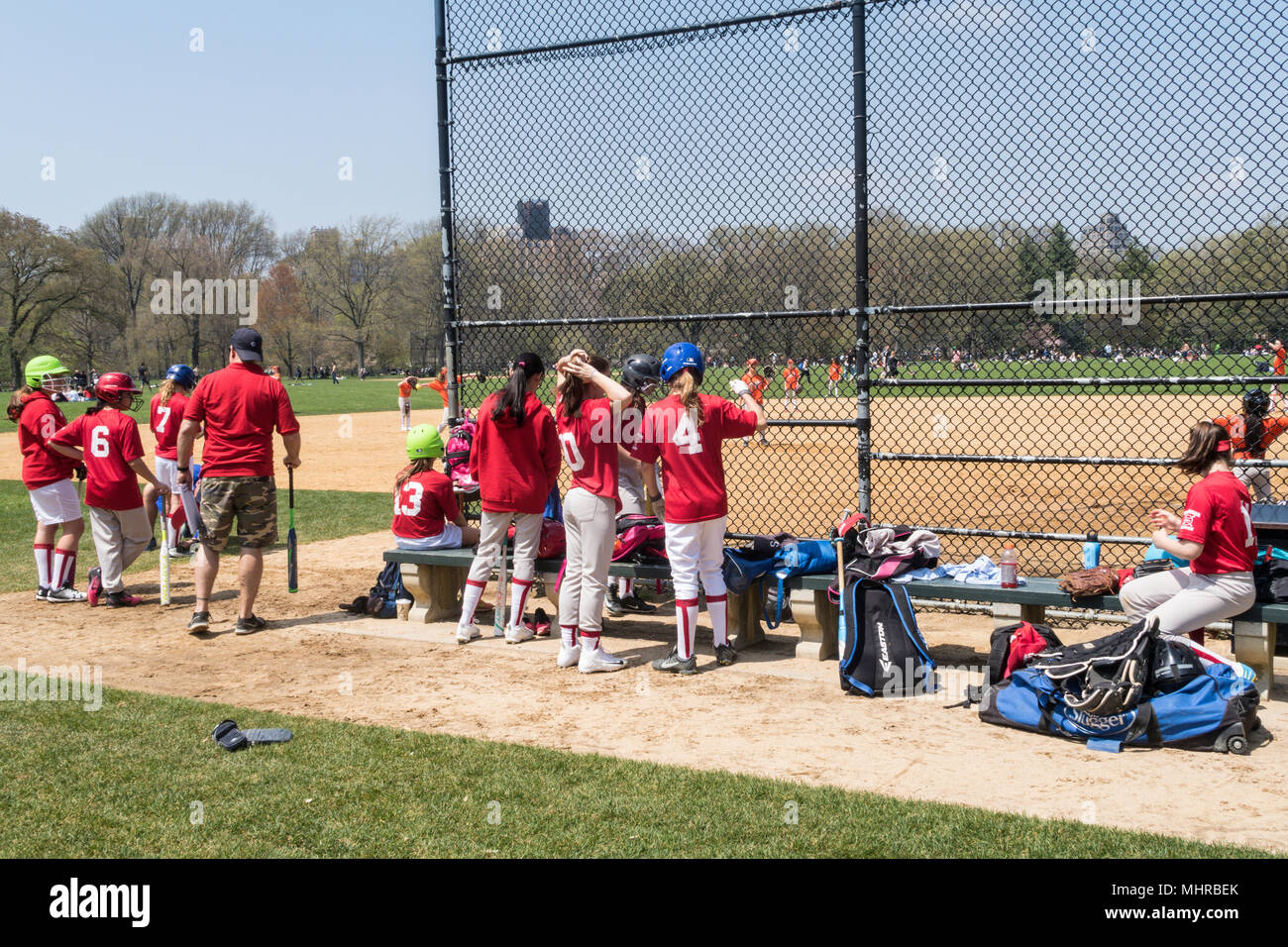 Pour jouer à la balle molle dans Central Park, NYC, USA Banque D'Images