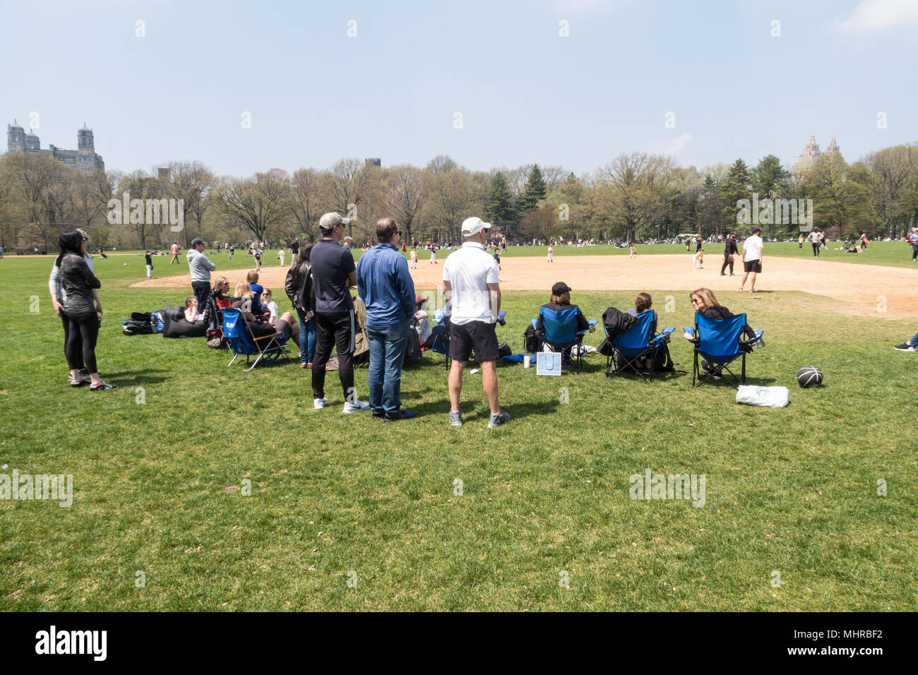 Spectateurs au softball Champs dans Central Park, NYC, USA Banque D'Images