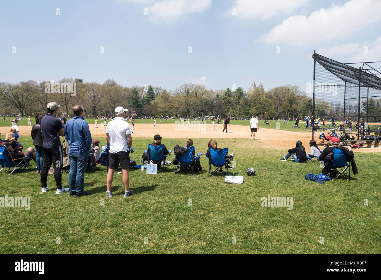 Spectateurs au softball Champs dans Central Park, NYC, USA Banque D'Images