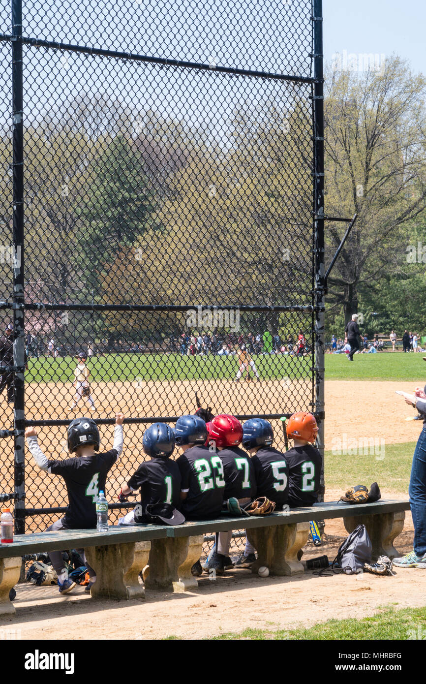 Les garçons jouer à la balle molle dans Central Park, NYC, USA Banque D'Images