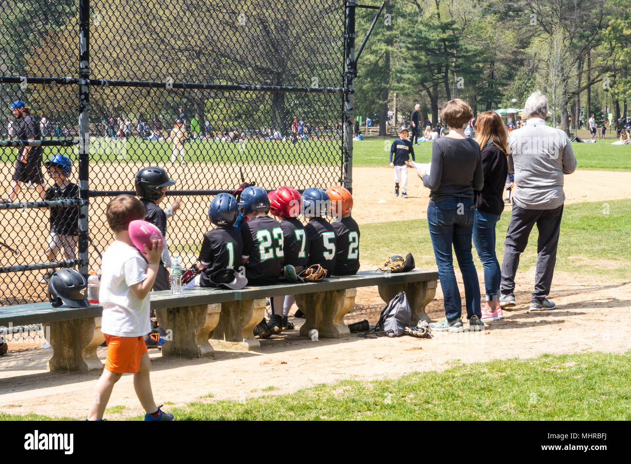 Les garçons jouer à la balle molle dans Central Park, NYC, USA Banque D'Images