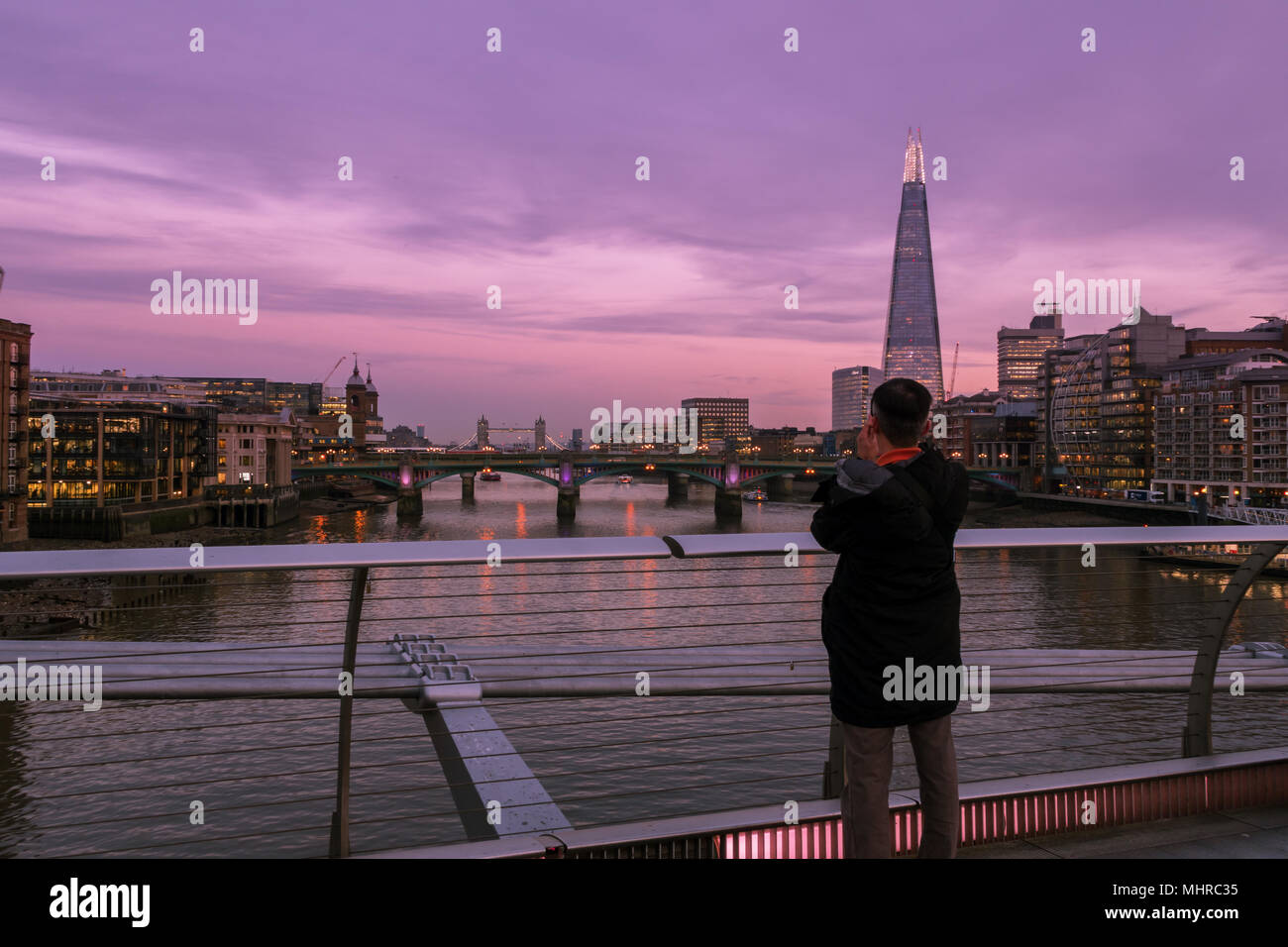 La ville de Londres. Un paysage urbain pf la Tamise avec le Shard building et le Tower Bridge, vu de l'Millennium Bridge Banque D'Images