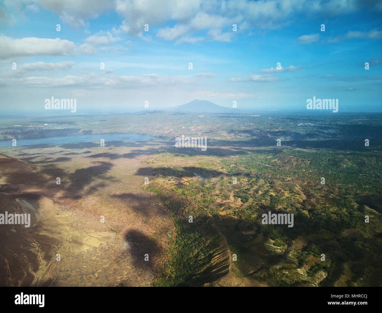 Thème Nature Nicaragua. Lagon et volcan sur fond de ciel bleu Banque D'Images
