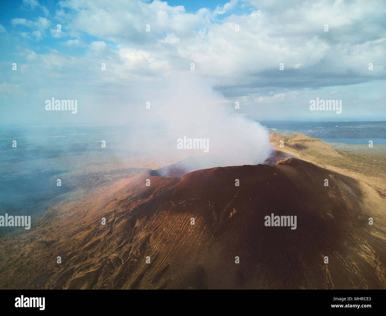 Thème des vacances actives. Randonnées sur le cratère du volcan actif Banque D'Images