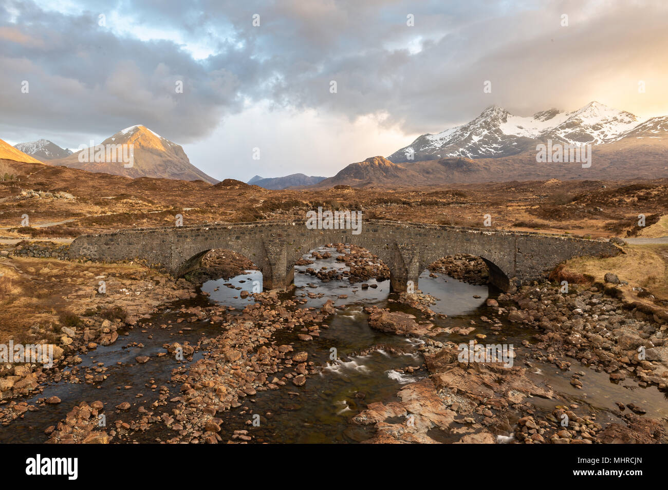 Cuillin Hills Sligachan avec pont sur l'île de Skye, en Ecosse. Banque D'Images