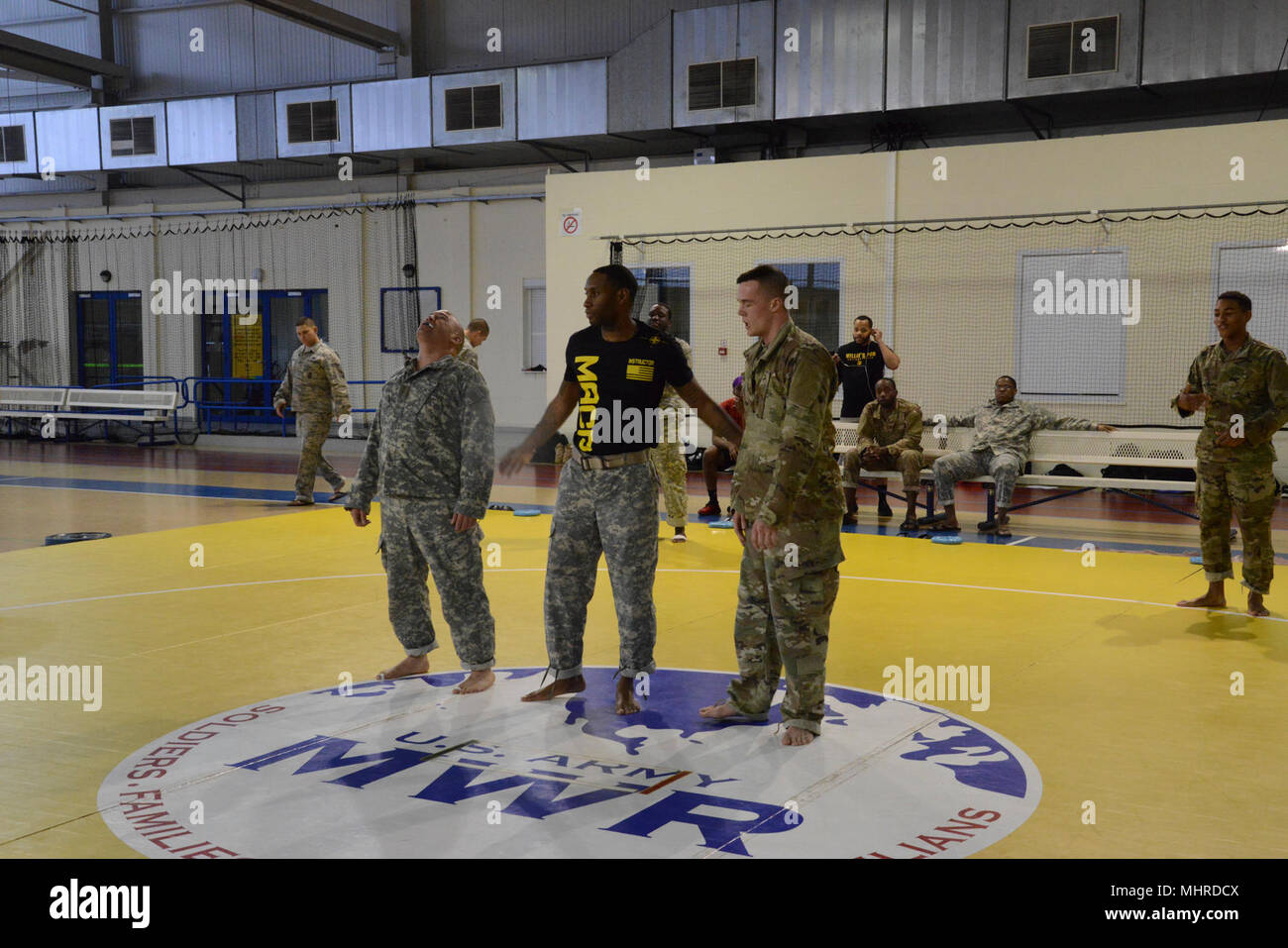 Des soldats américains, affecté à la 39e Bataillon des transmissions stratégiques et le Grand quartier général des Puissances alliées en Europe (SHAPE) l'établissement de santé, participer à un tournoi de combat sur la base aérienne de Chièvres, Belgique, le 2 mars 2018. (U.S. Army Banque D'Images