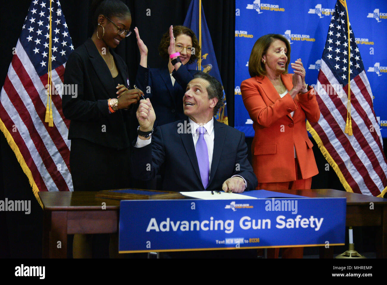 New York, USA. 1er mai 2018. (L à R) Aalayah Eastmond, qui ont survécu à la fusillade à l'école secondaire Marjory Stoneman Douglas dans un parc, en Floride, reçoit un stylo de gouverneur de New York Andrew Cuomo après avoir signé un projet de loi sur la sécurité des armes à feu au John Jay College, le 1 mai, 2018 à New York. Crédit : Erik Pendzich/Alamy Live News Banque D'Images