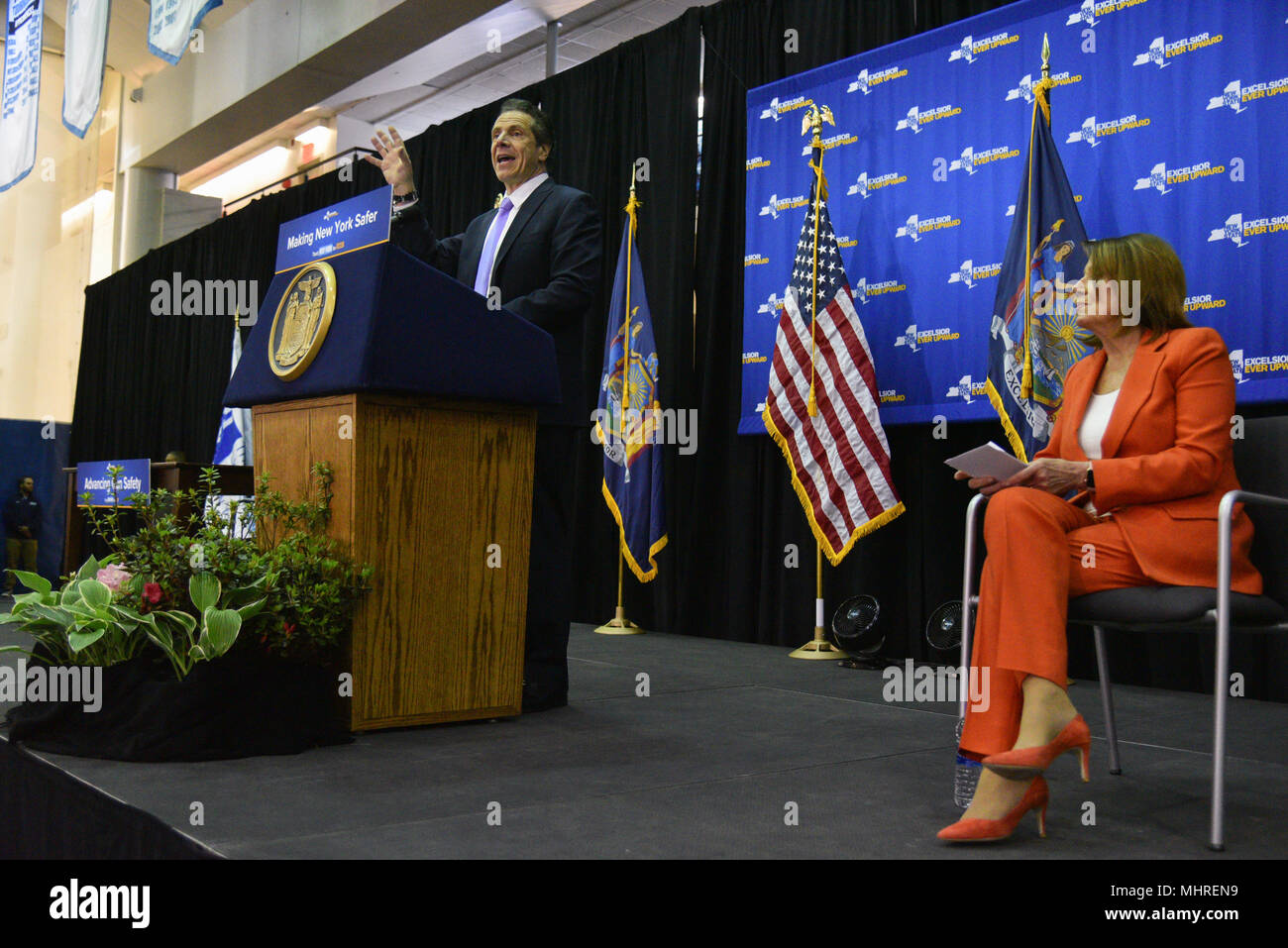 New York, USA. 1er mai 2018. Andrew Cuomo et Nancy Pelosi lors d'un événement de signature de loi à John Jay College, le 1 mai, 2018 à New York. Crédit : Erik Pendzich/Alamy Live News Banque D'Images