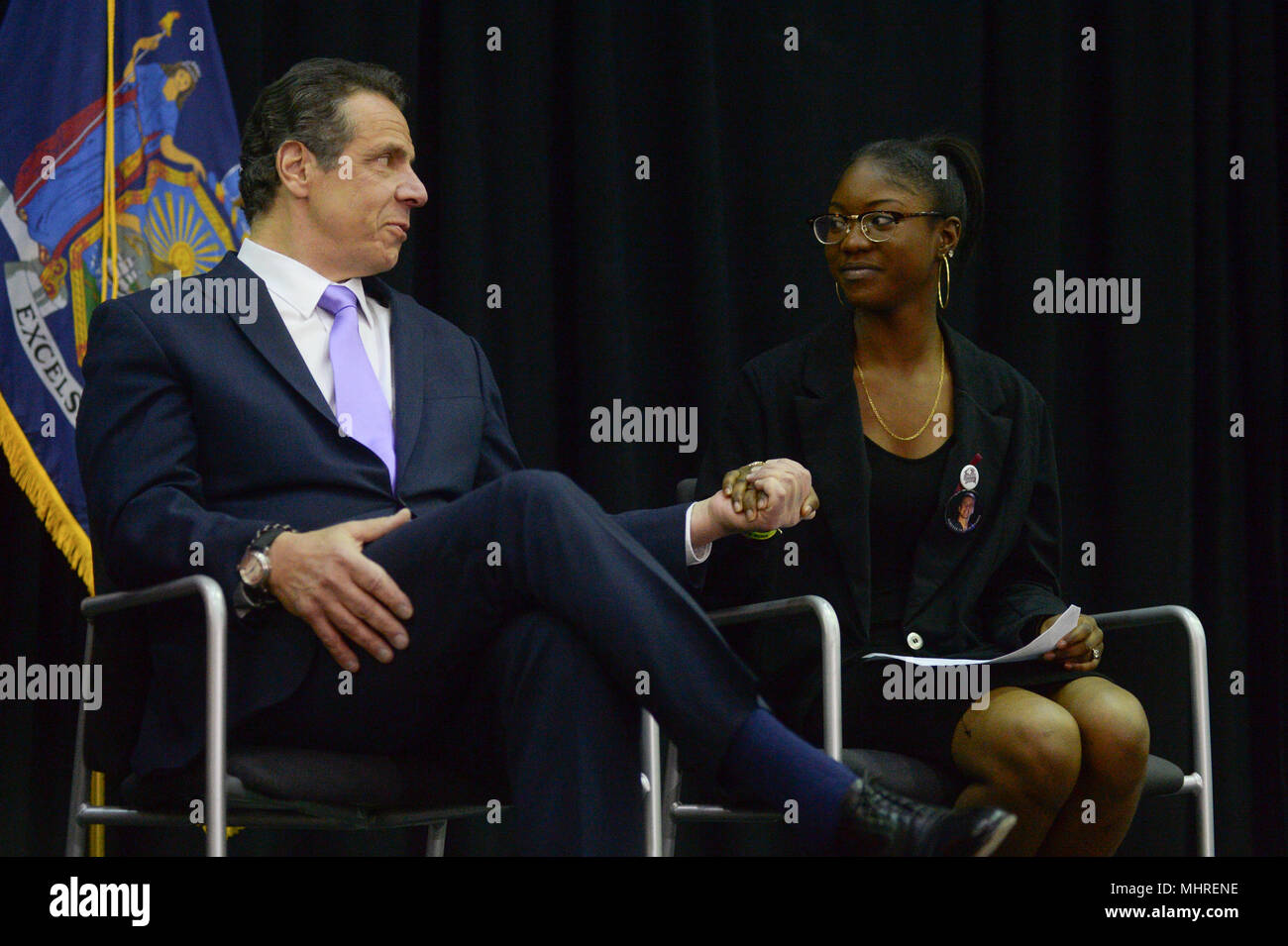 New York, USA. 1er mai 2018. Gouverneur de New York Andrew Cuomo parle avec Aalayah Eastmond, qui ont survécu à la fusillade à l'école secondaire Marjory Stoneman Douglas dans un parc, en Floride, lors d'un événement de signature de loi à John Jay College, le 1 mai, 2018 à New York. Crédit : Erik Pendzich/Alamy Live News Banque D'Images