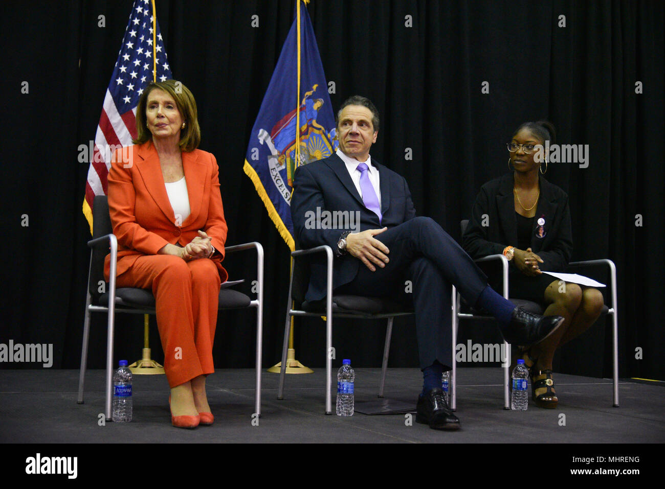 New York, USA. 1er mai 2018. Nancy Pelosi, Andrew Cuomo et Aalayah Eastman, survivant de la fusillade dans un parc, en Floride, lors d'un événement de signature de loi à John Jay College, le 1 mai, 2018 à New York. Crédit : Erik Pendzich/Alamy Live News Banque D'Images
