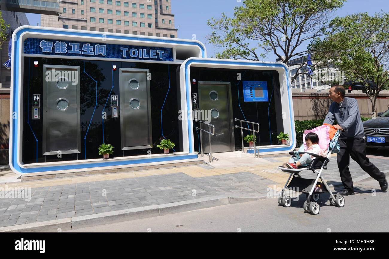 Zhengzhou, Zhengzhou, Chine. 3 mai, 2018. Zhengzhou, Chine, 3e Mai 2018 : la première toilette publique intelligente est mise en service à Zhengzhou, province du Henan en Chine centrale. La toilette peut fournir aux gens des tissus et gel antibactérien automatiquement. Crédit : SIPA Asie/ZUMA/Alamy Fil Live News Banque D'Images