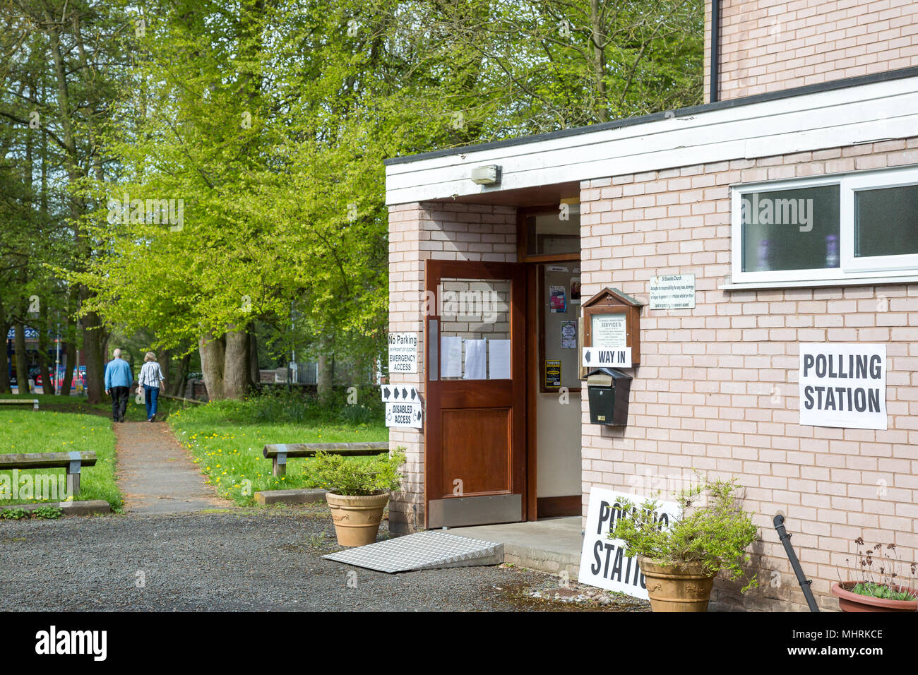 Kidderminster, UK. 3 mai, 2018. Taux de participation des électeurs à voter aux élections locales autour d'un lumineux soleil Worcestershire temps sur leurs déplacements à destination et en provenance des bureaux de vote, espérons que l'avenir de notre pays est aussi lumineuse. Credit : Lee Hudson/Alamy Live News Banque D'Images