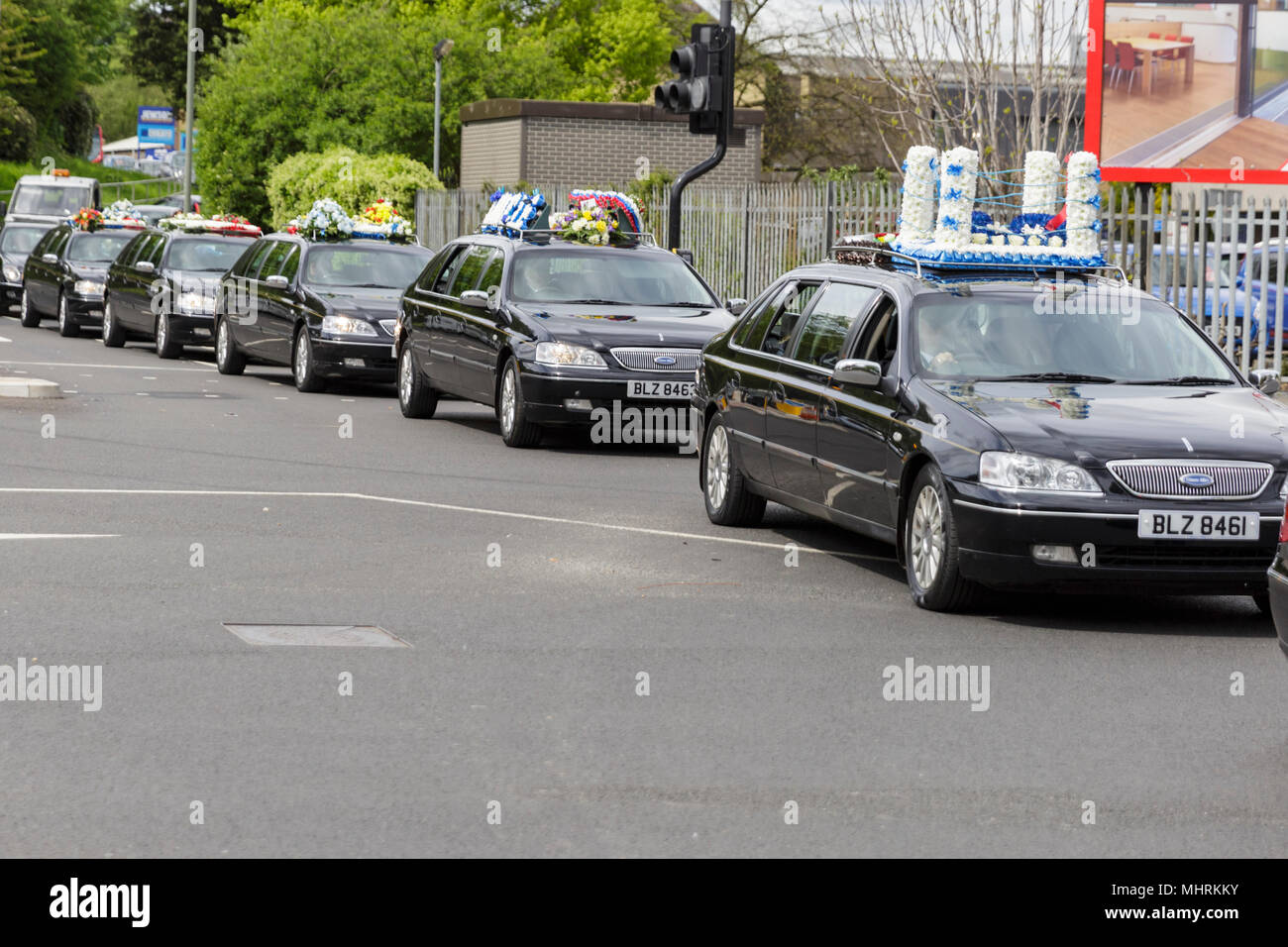 St Mary Cray, Kent, UK, 3 mai 2018. La procession funéraire, fait son chemin dans la ville, dans une apparente tradition voyageur pour conduire les morts passé certains de leurs lieux familiers. Le service et funérailles de Vincent Henry, l'intrus qui sont morts à la suite d'une lutte avec Richard, Osborn-Brooks est tenu dans la ville tranquille de St Mary Cray sous forte présence policière et de menaces de violence contre des journalistes. Un grand nombre de sa famille et de la communauté sont présents. Credit : Imageplotter News et Sports/Alamy Live News Banque D'Images